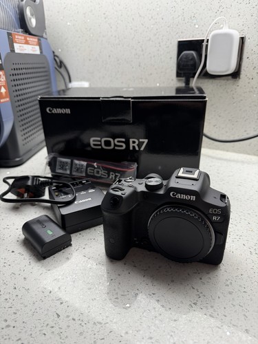 Canon eos 5mp mirrorless - canon,