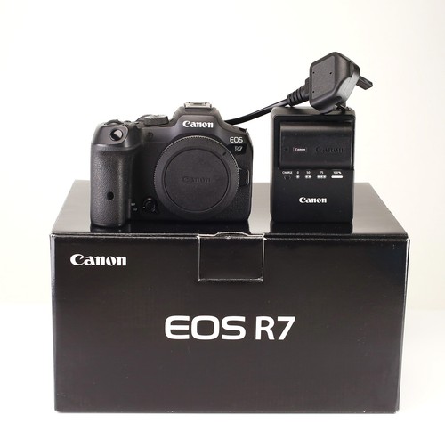 Canon eos camera - r7,