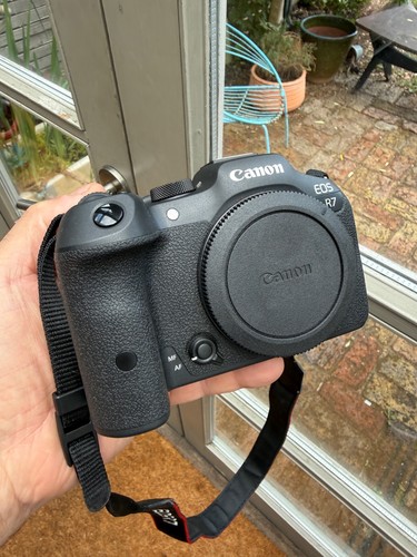 Canon eos 5mp mirrorless - canon,